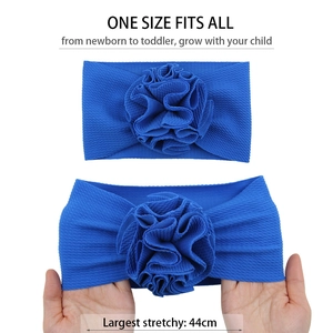 Vue macro du bandeau bleu roi pour bébé montrant sa grande élasticité et sa texture