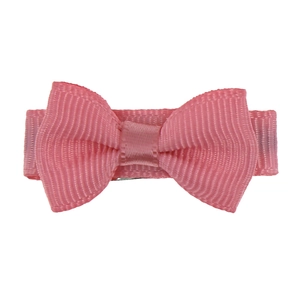 Détail de la barrette nœud en ruban gros-grain rose pour fille sur fond blanc