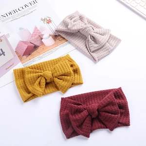 Détails de la texture gaufrée de trois bandeaux pour bébé avec de grands nœuds