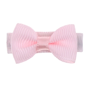 Détail d'un nœud papillon en ruban gros-grain rose avec texture côtelée et pince en métal