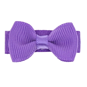 Détail du nœud en ruban gros-grain violet présentant une texture nervurée de haute qualité