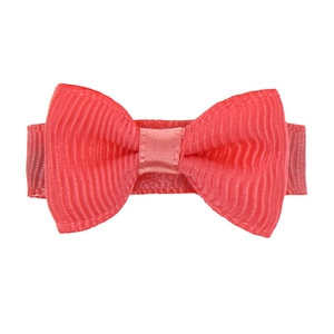 Vue détaillée du nœud en ruban gros-grain rose corail avec une fine texture côtelée
