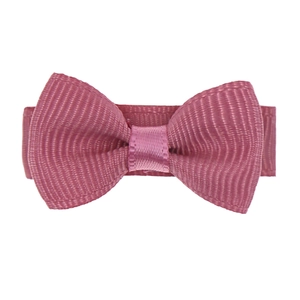 Gros plan d'un nœud en ruban gros-grain rose poudré montrant la texture du tissu