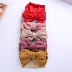 Détail de 5 bandeaux bébé extensibles et doux avec de grands nœuds en tissu gaufré