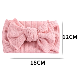 Rosa geripptes Baby-Stirnband mit großer doppellagiger Schleife, Maße 18x12cm, weicher Strick