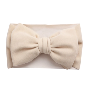 Vue macro détaillée du nœud beige doux et de la texture élastique du bandeau bébé