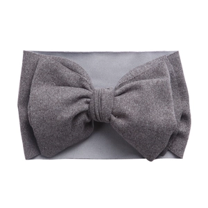 Gros plan du bandeau bébé gris foncé en tricot doux avec grand nœud élégant