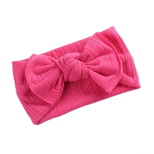 Detailstruktur des rosa gerippten Strick-Stirnbands mit Schleife für Babys und Kleinkinder