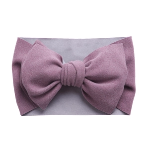 Vue détaillée du bandeau bébé rose poudré avec un grand nœud double couche et tissu doux