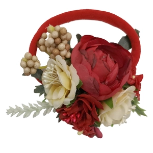 Dettaglio della fascia per neonata con fiori rossi artificiali, peonia e bacche bio