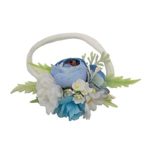 Fascia floreale per neonata fatta a mano con fiori finti blu e bianchi su nylon elastico