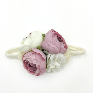 Fascia per neonati con fiori di peonia rosa antico e crema su nastro in nylon morbido