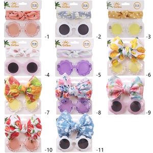Set occhiali da sole a fiore e fascia per neonati con fantasie floreali varie
