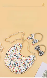 Bavoir bébé à fleurs avec pompons et deux bandeaux à nœuds assortis pour nourrissons