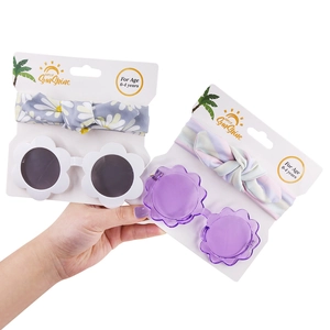 Due set di occhiali da sole a fiore e fasce coordinate per neonati da 0 a 4 anni d'età
