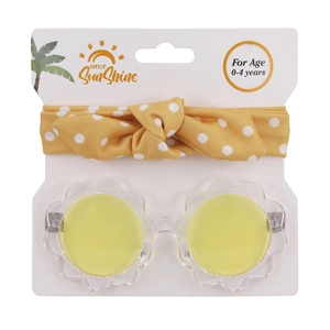 Dettaglio di occhiali da sole a fiore e fascia a pois gialli per neonati su base cartonata