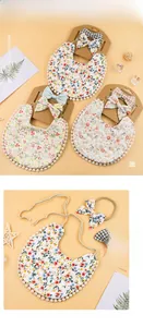 Détail de l'ensemble bavoir bébé en coton lin à carreaux avec bandeau noeud et pompons
