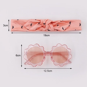 Dimensioni dettagliate degli occhiali da sole a fiore rosa e della fascia per bambini