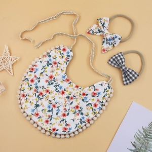 Coffret bavoir bébé à fleurs avec bordure pompon et bandeaux à nœuds assortis