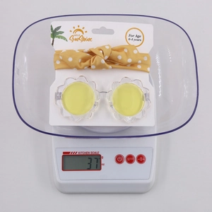 Set occhiali da sole a fiore e fascia a pois gialli con un peso di 37 grammi