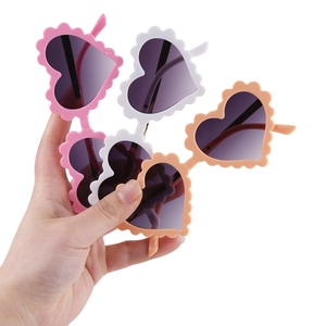 Drei stylische Kinder-Sonnenbrillen in Blumenform in Weiß- und Pinktönen für Mädchen