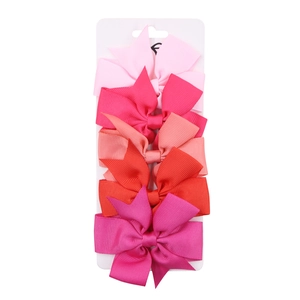 Detalle de 5 pinzas para el cabello con lazos de cinta falla degradados en tarjeta blanca