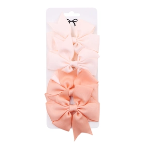 Detalle de cuatro lazos para el pelo de cinta de falla en tonos rosa y naranja