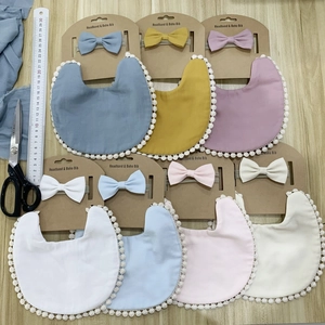 Coffret bavoir et bandeau pour bébé en coton de bambou avec bordure en dentelle