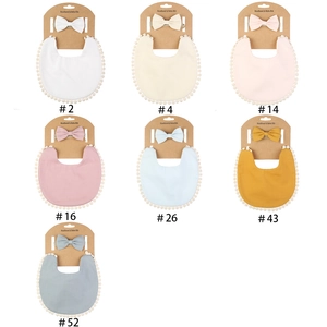 Coffrets bavoirs et bandeaux pour bébé en coton de bambou en sept couleurs pastel