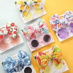 Sonnenbrillen-Set für Kinder mit Blumenform und bedrucktem Schleifenstirnband
