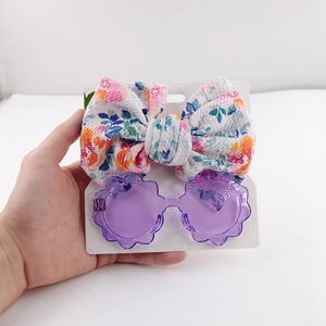 Baby Haarband mit Blumenmuster und lila Sonnenbrille im Set für süßen UV-Schutz
