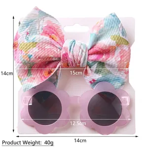 Kinder-Set mit rosa Blumen-Stirnband und Blumen-Sonnenbrille auf einer Display-Karte