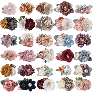Détail de pinces à cheveux en fleurs de tissu faites main avec perles et soie
