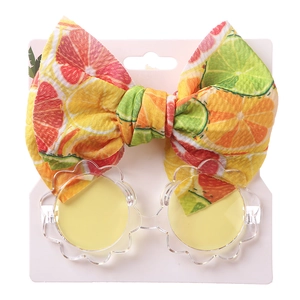 Detailansicht der Blumen-Sonnenbrille für Kinder und Stirnband mit Frucht-Print-Schleife