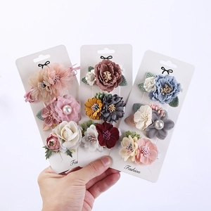Lot de trois pinces à cheveux avec fleurs en mousseline et perles pour filles