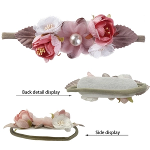Detailansicht des Blumen-Stirnbands mit rosa-weißen Blüten und Perle für Kinder