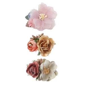 Vue détaillée d'un ensemble de pinces à cheveux fleurs en tissu avec pétales et feuilles