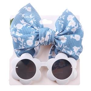 Detail von blauem Blumen-Stirnband und weißer Blumen-Sonnenbrille auf Karte