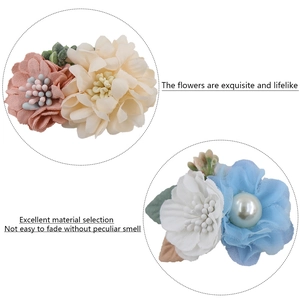 Détail de pinces à cheveux en tissu faites main avec pétales souples et perle centrale