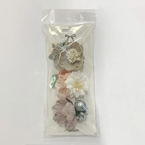 Détail d'un lot de trois pinces à cheveux en tissu avec perles et paillettes