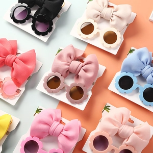 Set occhiali da sole a fiore e fascia con fiocco per bambini in otto diversi colori vivaci