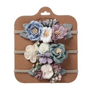 Detailset mit drei Blumen-Nylon-Baby-Stirnbändern mit Stoffblumen und Perlen