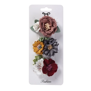 Détails d'un ensemble de 3 barrettes à fleurs en tissu réalistes sur carte d'affichage