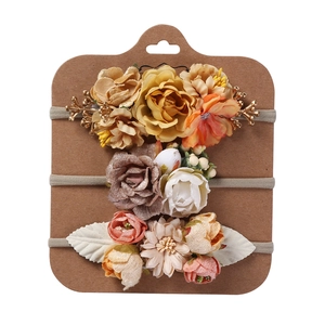 Dreiteiliges Baby-Blumen-Stirnband-Set mit Rosen und Gänseblümchen auf Display-Karte