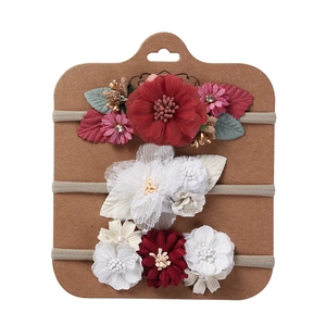 Dreiteiliges Baby-Stirnband-Set mit roten Rosen, weißer Spitze und floralen Clustern