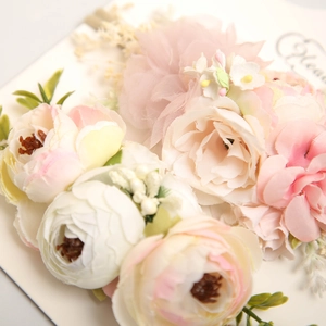 Set di due fasce per capelli per neonati con fiori di seta rosa e bianchi su nylon morbido