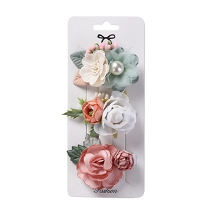 Détails des barrettes à fleurs avec pétales en tissu et perles sur le support