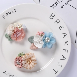 Lot de trois pinces à cheveux avec fleurs artificielles et perles en tons pastels