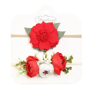 Dettaglio del set di fasce per neonati con peonie rosse e morbido nastro in nylon