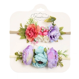 Dettaglio delle fasce per capelli con fiori artificiali fatti a mano, petali e perline